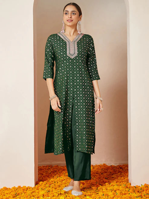 Saheli Women's Dark Green Silk Blend Yoke Embroidered Straight Front-slit Kurta Pant Set