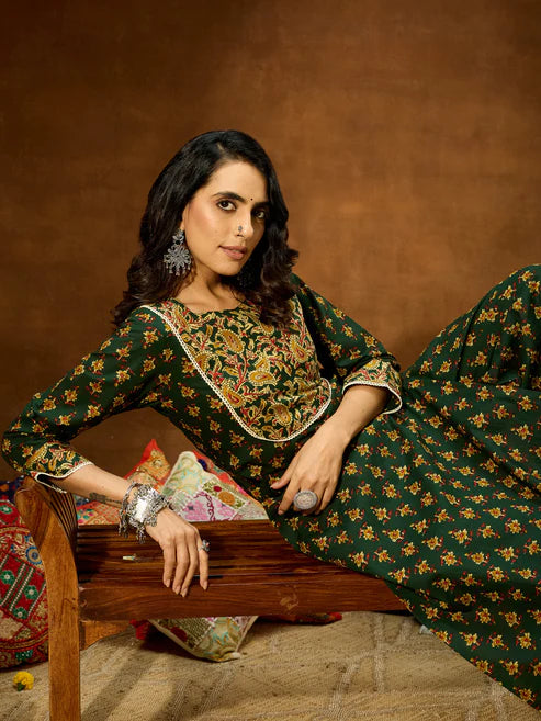 Saheli Women's Green Pure Cotton Floral Printed Straight Kurta Set